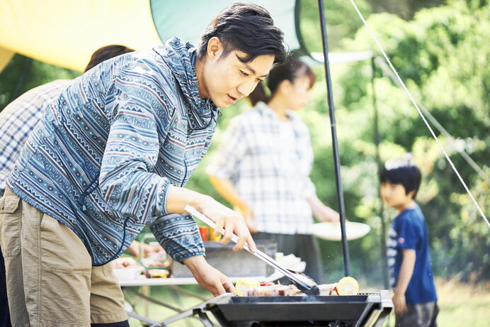 春のBBQで着る男性の服装の特徴