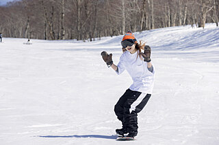 まだまだ滑れる! 春スキーは積雪量が豊富な〈北海道〉へ