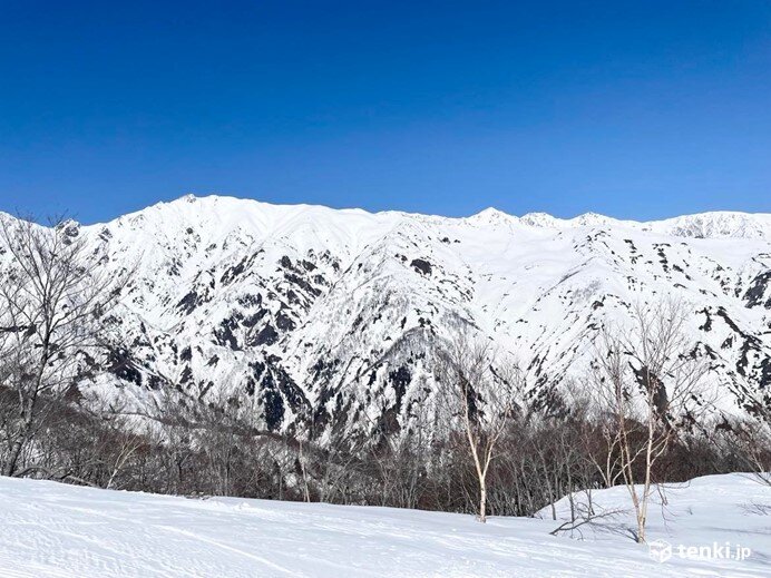 晴れた日の日中は雪面の照り返しも強く、特に万全な紫外線対策が必要に