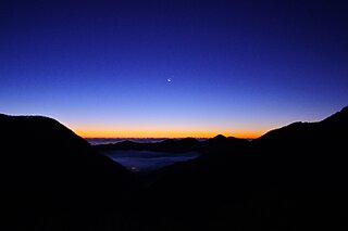夜明け前の競演と青空の「金星食」。5月27日は月と金星に注目しましょう