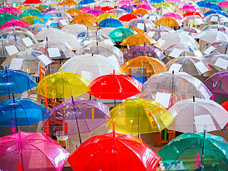 「入梅」です。カラフルな傘を買って雨を楽しむのも、粋ですね