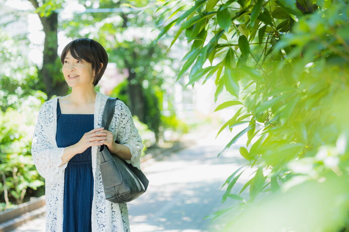 紫外線対策に効果的な服の色や素材を紹介