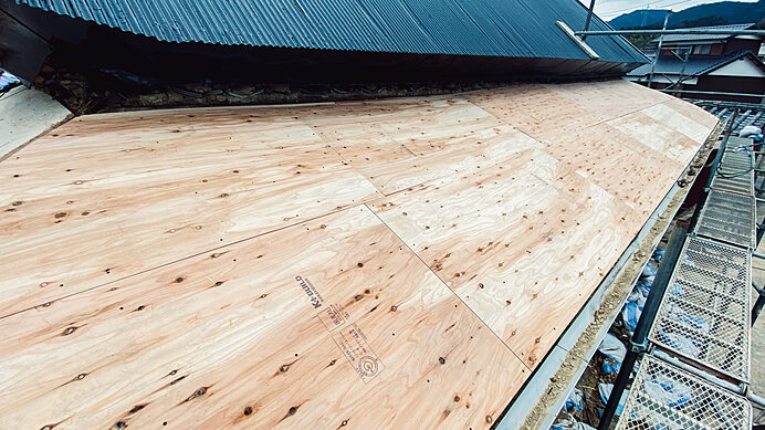 針葉樹合板を貼って屋根を補強する