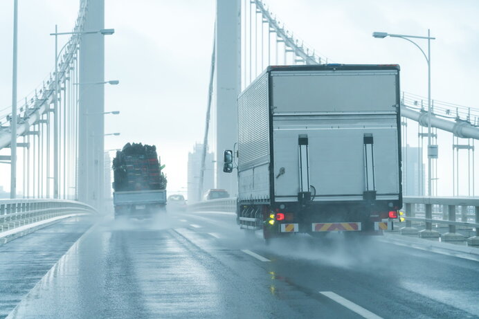 雨の日に高速道路を走行するときの3つの注意点