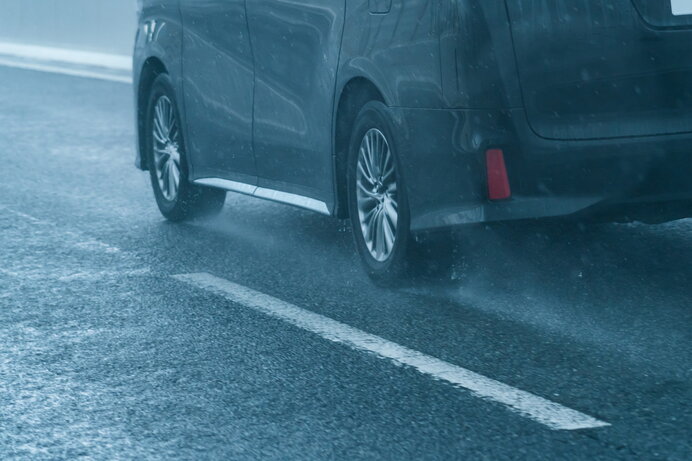 雨の日に高速道路を走行するときの注意点