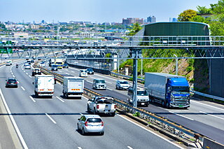 高速道路で車線変更するときの手順や注意点を詳しく解説
