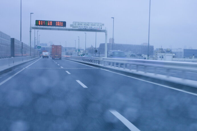 天気の悪い日の車線変更は要注意！