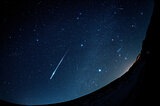 冬の風物詩「ふたご座流星群」。師走の空に、年間最大級の流れ星が降り注ぐ