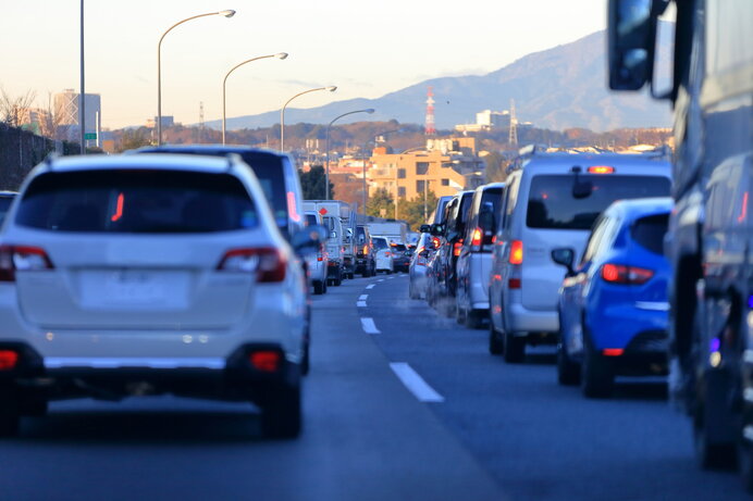 高速道路の渋滞時はどの車線を走るべき？理由も詳しく解説