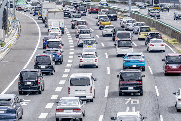 高速道路が渋滞しているときはどの車線を走るべき？