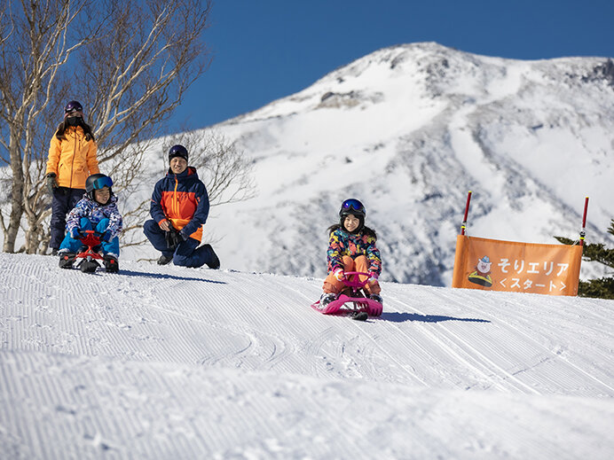 山頂キッズパークで絶景そり遊びを堪能。ゴンドラ絶景遊覧も！