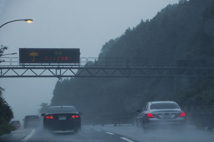 悪天候時に高速道路のパーキングエリアを利用するときは要注意