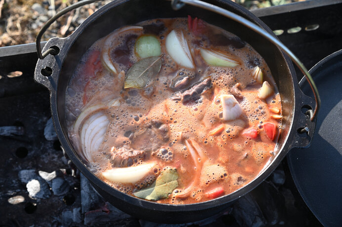 作って、食べて身体の中から芯から温まる！焚火レシピは冬キャンプにぴったり。