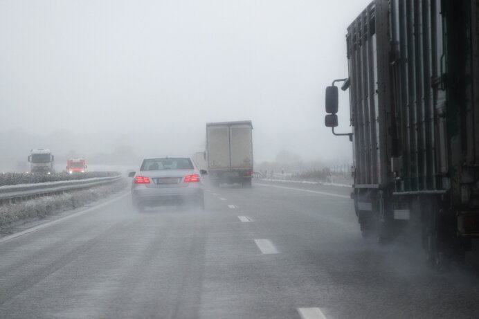 悪天候時にバイクで高速道路を走るときは要注意！