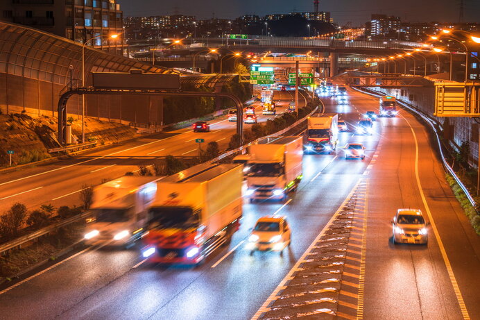 夜間に高速道路を利用するときの注意点を詳しく解説