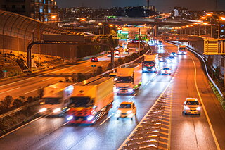 夜間に高速道路を利用するときの注意点を詳しく解説