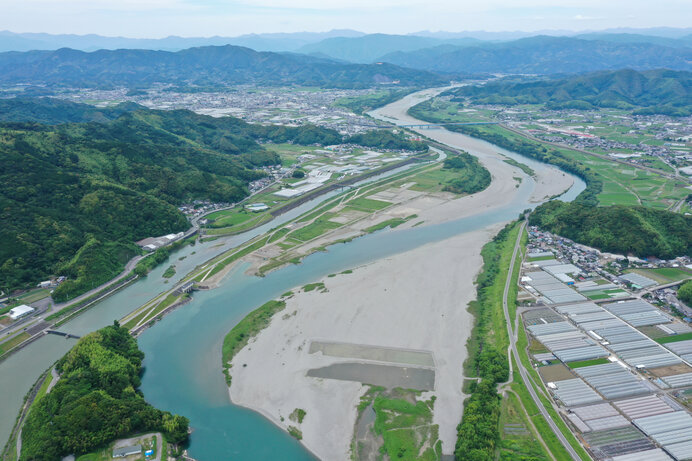 「川の日」は平成8年、国土交通省が制定。7月は「河川愛護月間」