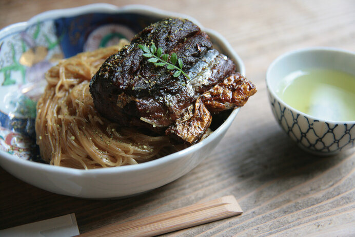 〈滋賀〉鯖そうめん／焼いたサバを甘辛く煮込んで、めんにからめる