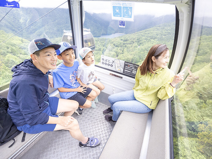 「日光白根山ロープウェイ」で一気に清涼な山頂エリアへ！