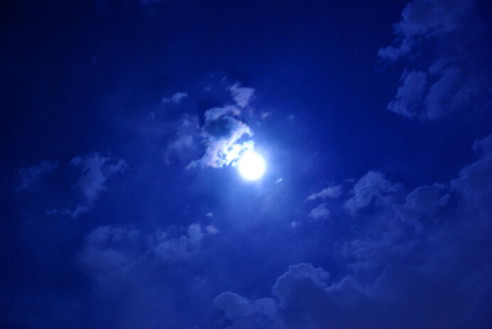 【12月27日】一年で最も天空高く昇る満月