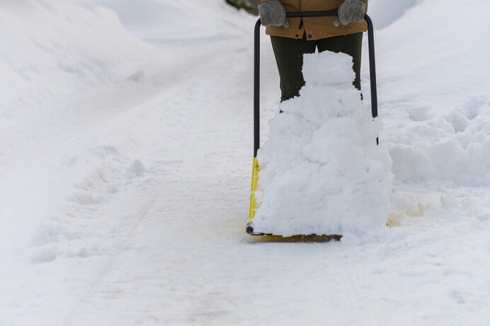 多雪の年は年間1000件以上も雪の事故が発生　除雪作業は安全確認を