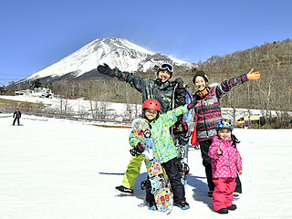 近くて便利。静岡「スノーパーク イエティ」で富士山をバックに雪遊び！