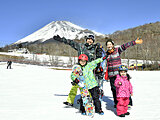 近くて便利。静岡「スノーパーク イエティ」で富士山をバックに雪遊び！