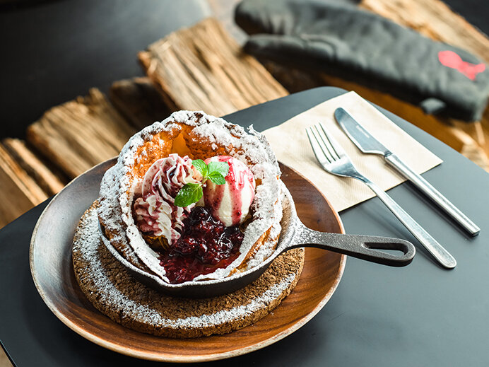 パンケーキが名物の「テラスカフェ」と雪国の食文化を体験できる「六華」