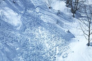 表層雪崩とは？雪崩の発生しやすい時期や場所　危険が迫っている斜面の見極めかた