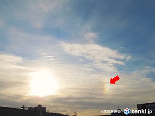 「幻日」とは？太陽の横に現れる虹色の光の正体