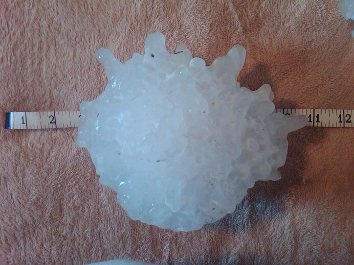 2010年アメリカのサウスダコタ州で観測された直径8インチ（約20.3cm）のひょう（出典：NOAA/NHC）