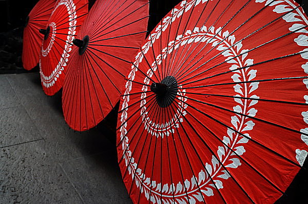 形状も色合いも美しい「和傘」