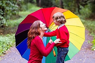 雨の日のコーディネートの主役といえば傘？　いいえ、それはイギリス生まれの…