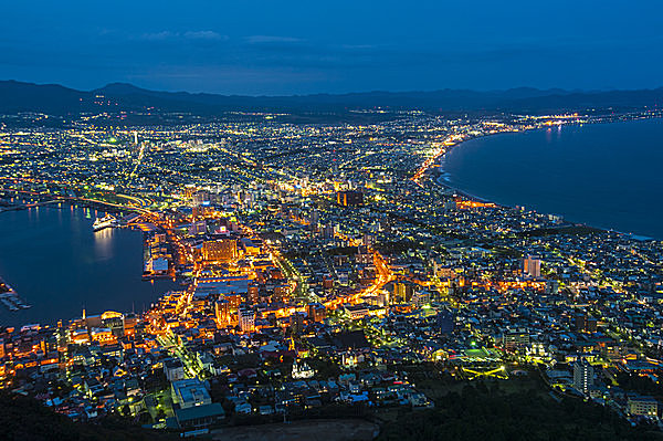 函館山からの夜景。街の様子がよくわかる近さ。