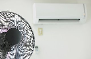 エアコン・扇風機・コンセントから発火!　梅雨に多発するトラッキング火災とは？