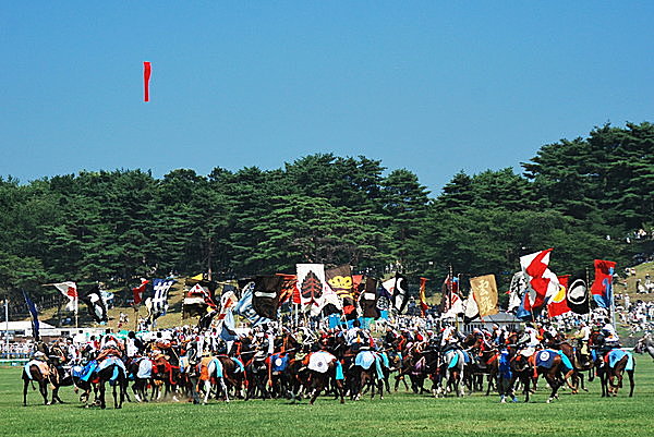 たった二本の神聖な御神旗を、数百もの騎馬が奪い合う大迫力の戦い