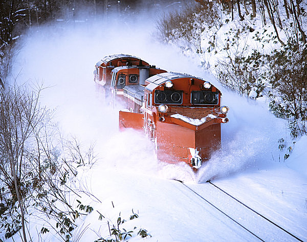 JRのラッセル車は豪快に雪をかき分ける。