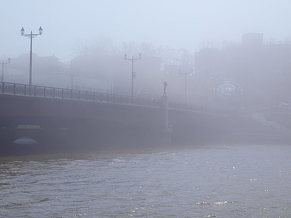 水蒸気を含んだ空気が冷えて、空中に白煙のように立ちこめる「霧」