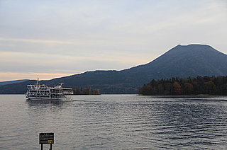 10月9・10日、紅葉が見ごろの阿寒で 「まりも祭り」。まりもを大切にするアイヌの人々の伝統儀式。