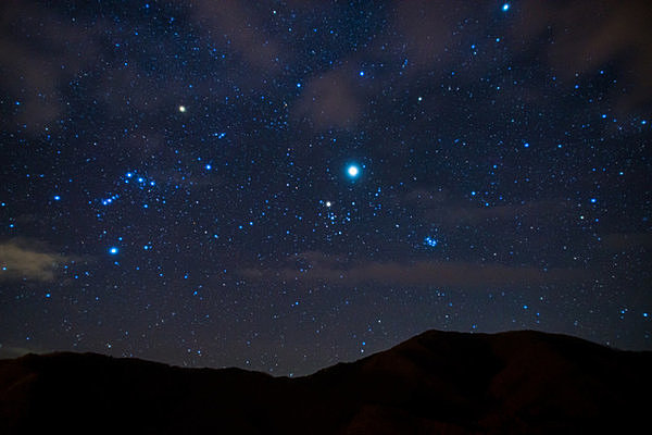 今宵、晩秋の夜空を翔る「オリオン座流星群」を眺めつつ