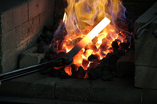 11月8日≪鞴(ふいご)祭り≫は、鍛冶屋、刀工、鋳物師など鉄と炎の匠たちのおまつり