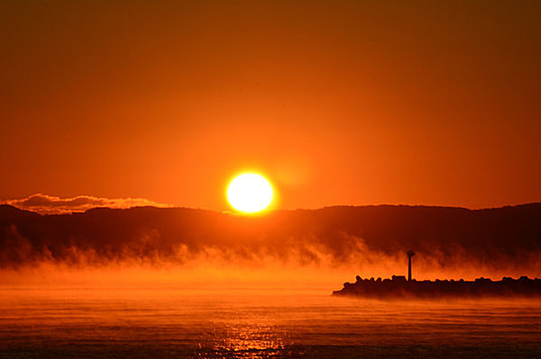 空気がキーンと冷え込んだ冬の朝、北国の海面にあらわれる霧、「けあらし」