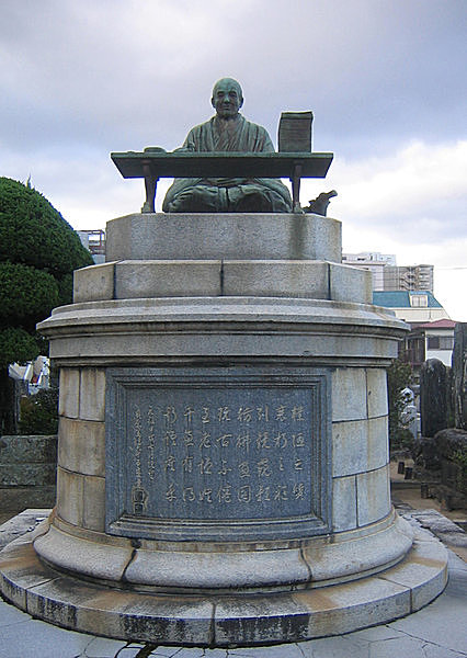 福岡市にある貝原益軒の銅像。地元の偉人として時代をこえて尊敬され続けている