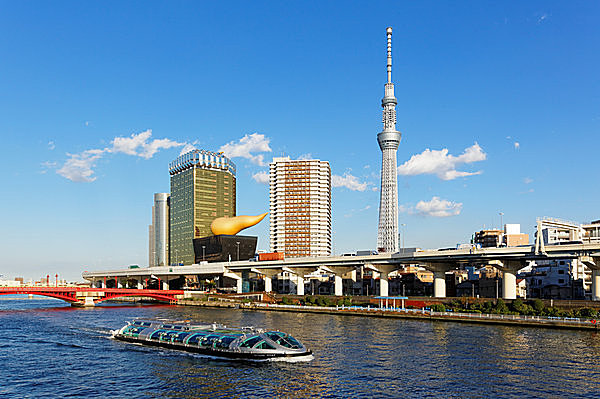 隅田川沿いにそびえ立つスカイツリー