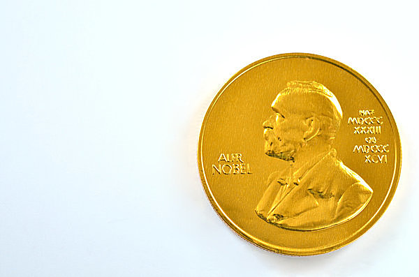 お土産で人気のノーベル賞メダルを模したチョコレート