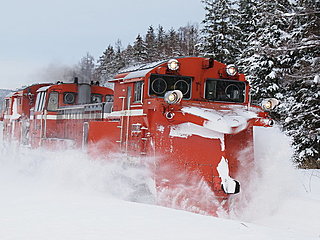 線路の雪を豪快にかき分ける 「ラッセル車」。今年も出動、線路を守っています !!