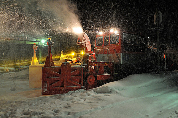 “ロボット”で深夜のうちに除雪。