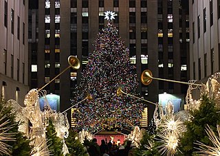 ＮＹの風物詩・ロックフェラーセンターのクリスマスツリー、間もなく点灯！華やかに賑わう季節の始まり