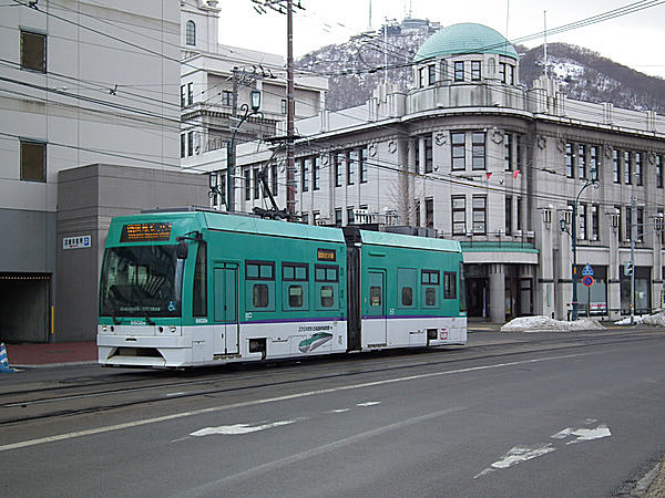 函館の市電やバスも新幹線カラー。
