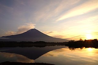 初夢って、いつ見る夢のこと？ 枕の下に入れると良い「回文」とは